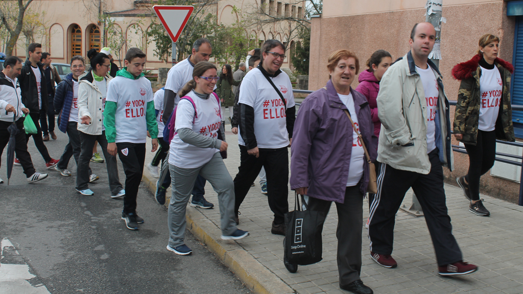Marcha en favor del Segovia Futsal 1 Un grupo de personas, durante la marcha en favor al Segovia Futsal. / M.G.