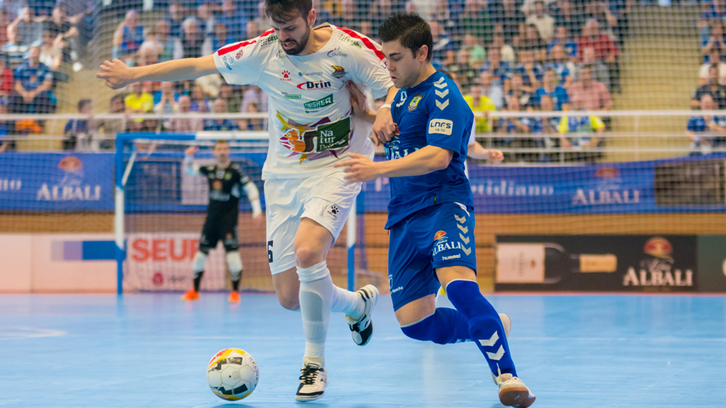 Adiós con la cabeza alta 1 El cierre del Naturpellet Segovia Raya intenta marcharse en velocidad de un contrincante del Valdepeñas. en el decisivo partido por la permanencia disputado en el pabellón Virgen de la Cabeza. / FS VALDEPEÑAS