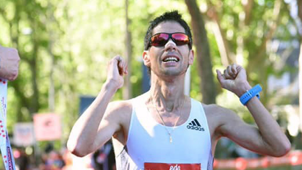 Imagen de archivo de Javi Guerra tras cruzar la meta del maratón de Madrid. / EDP MARATÓN MADRID