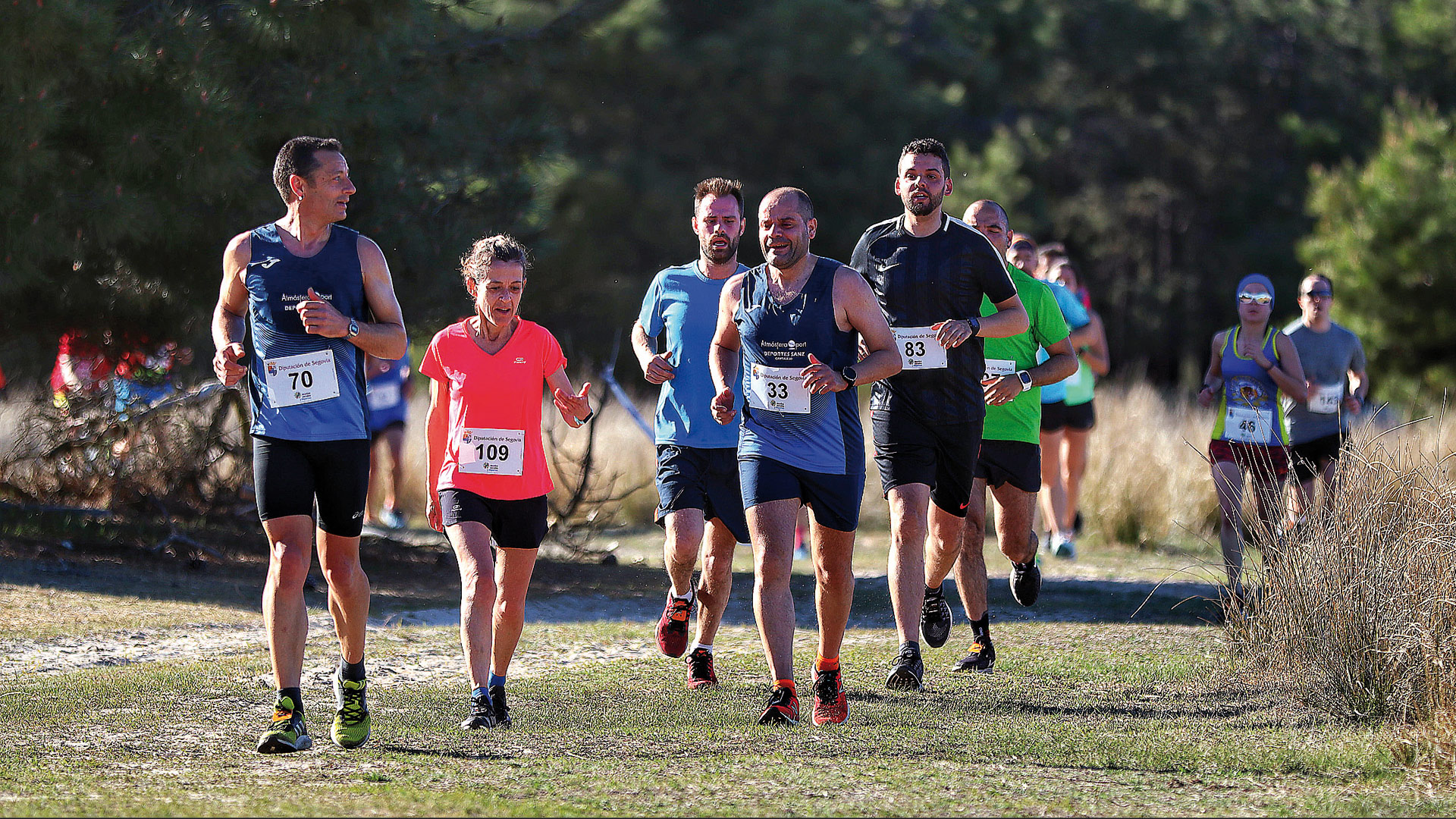 Un grupo de participantes, en plena carrera ‘Carralagunas’ de Cantalejo /JORGE DE LA CRUZ MARTÍN