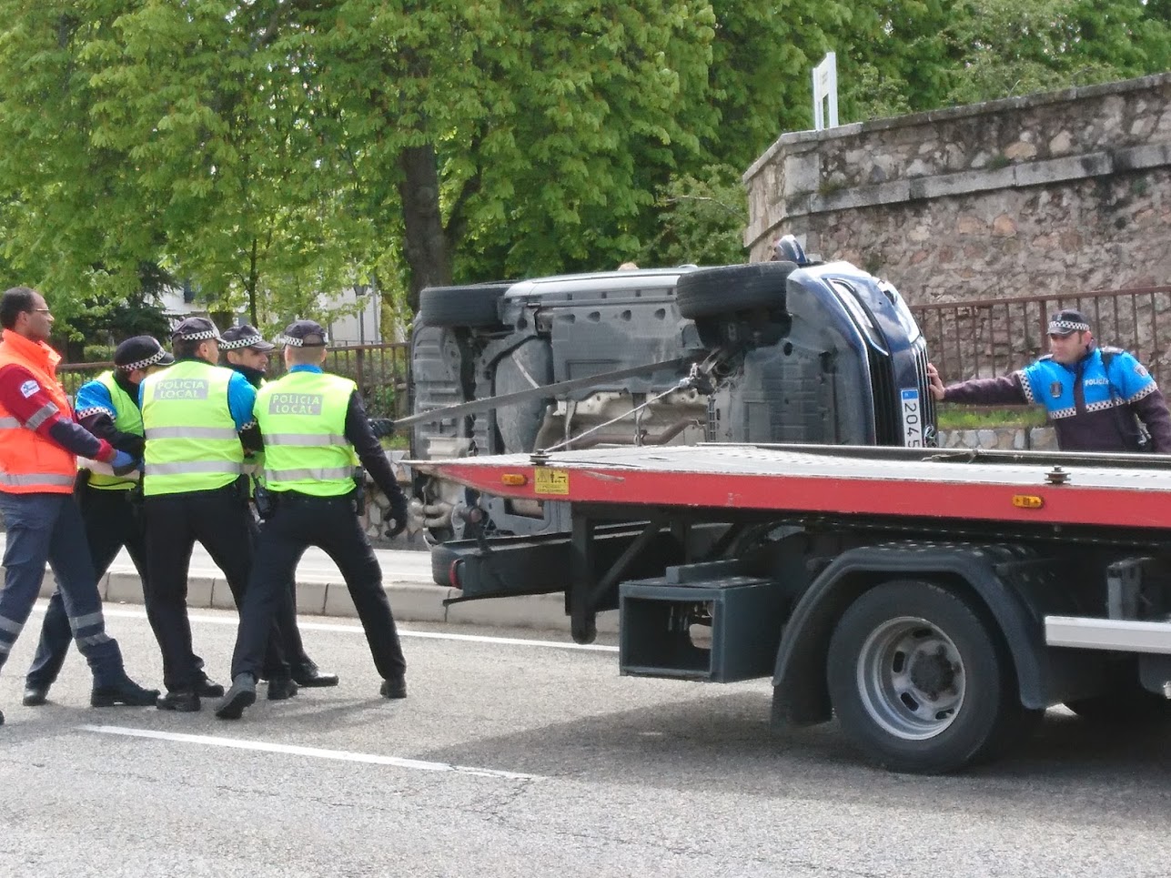 La Policía Local  procedió a retirar el vehículo siniestrado./EL ADELANTADO