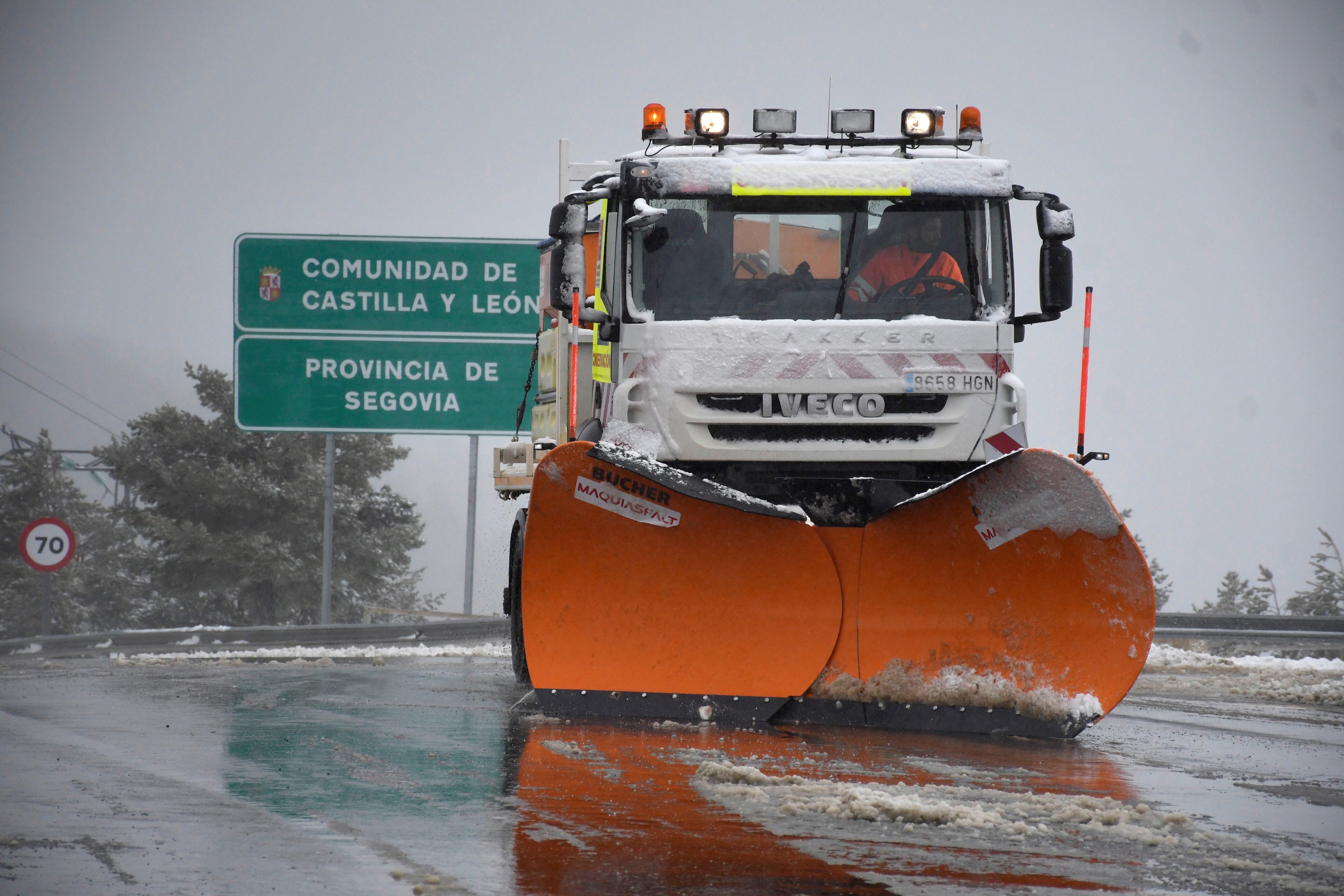 Una máquina quitanieves interviene en Segovia. / EFE
