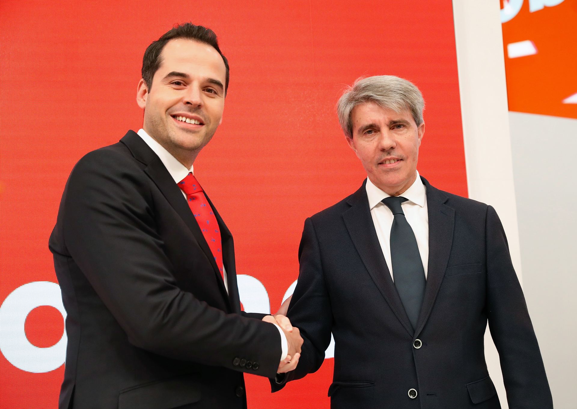 El expresidente de Madrid Ángel Garrido (d), junto al candidato de Cs a la Comunidad, Ignacio Aguado.