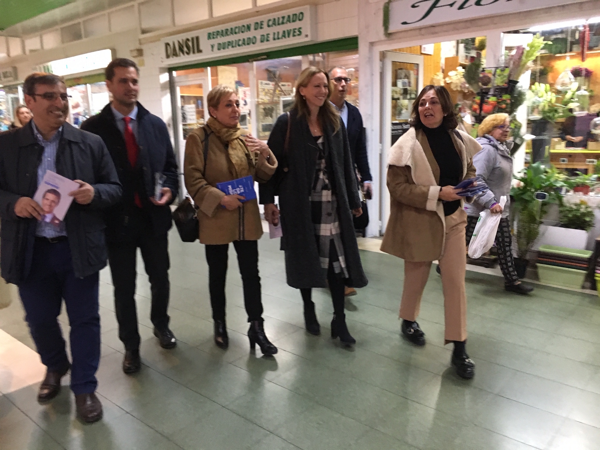 Pablo Pérez visitó ayer el mercado de La Albuera.