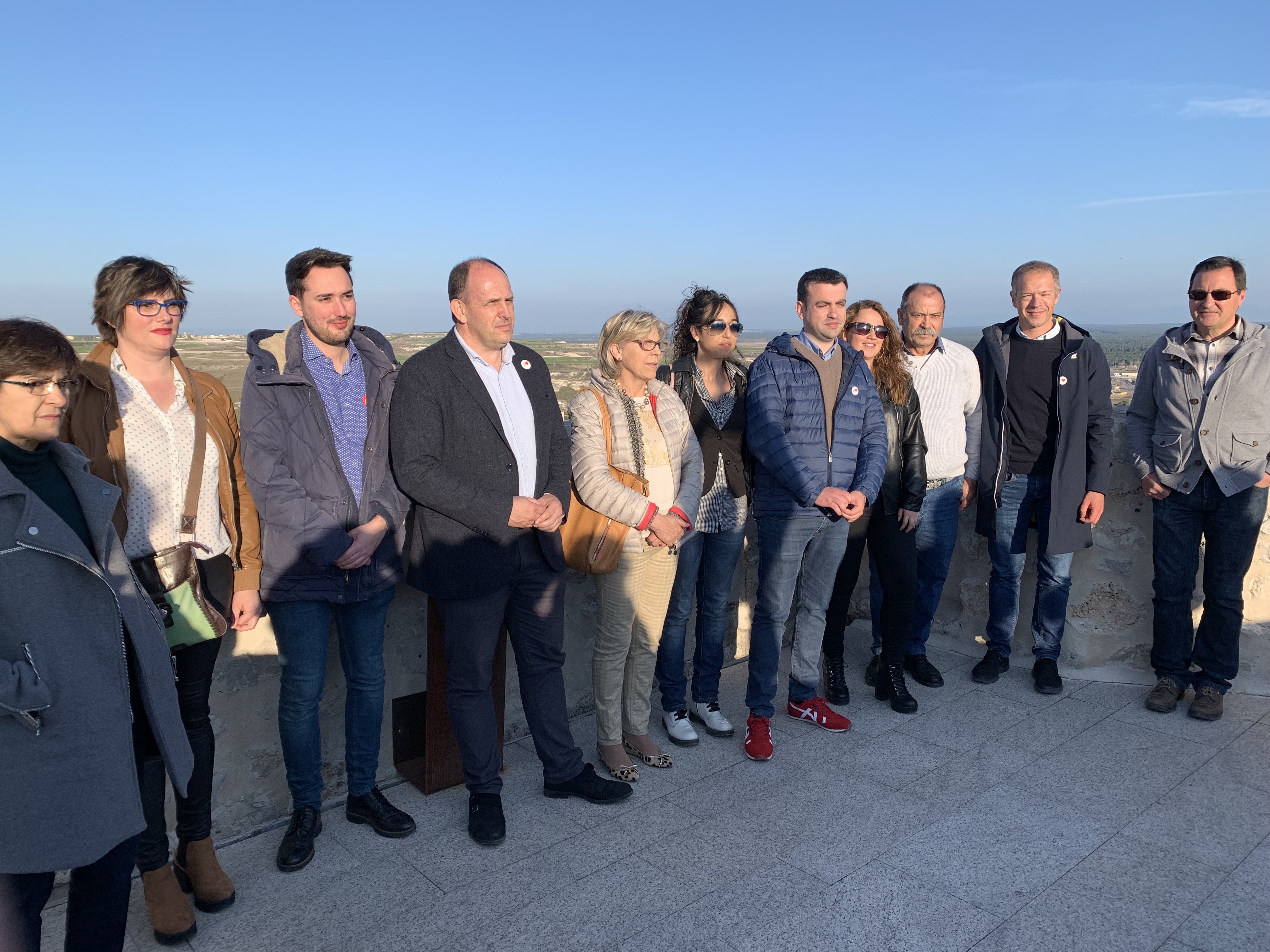 Carlos Fraile, José Luis Aceves y Ander Gil en la muralla, junto a vecinos que formarán parte de la candidatura.