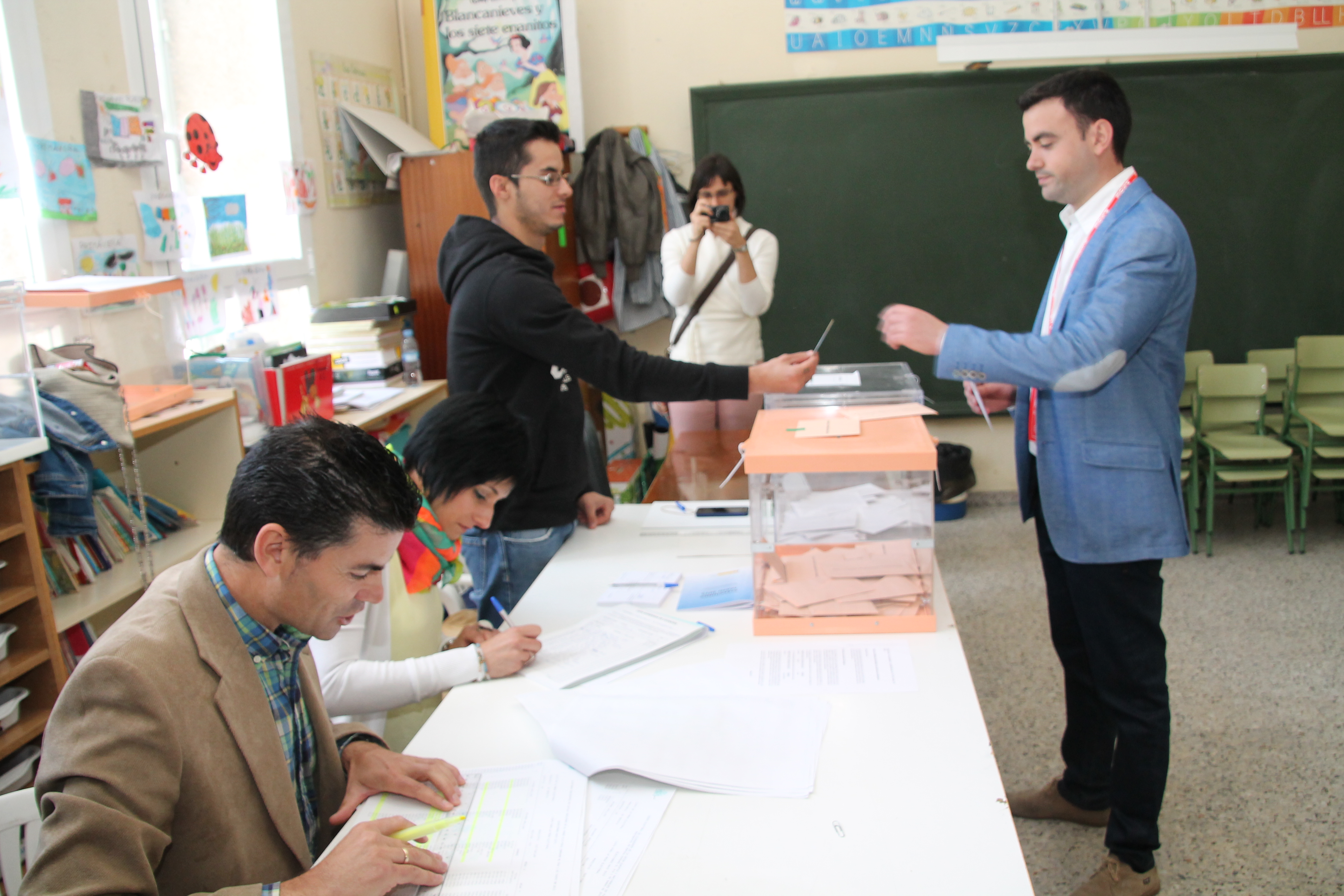 Carlos Fraile, líder socialista local, emitiendo su voto en pasados comicios. / c.n.