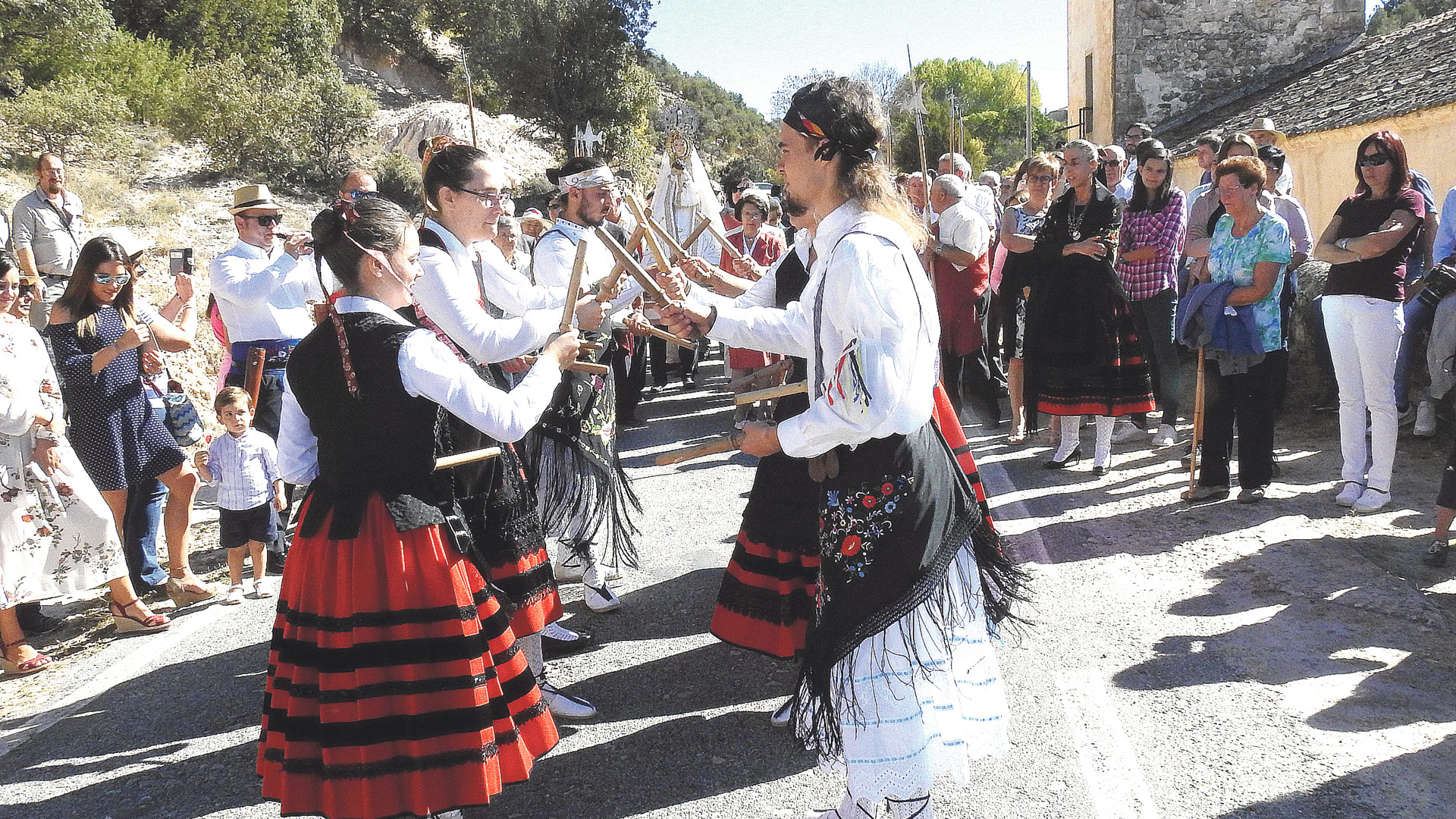 Grupo de danzas bailando.