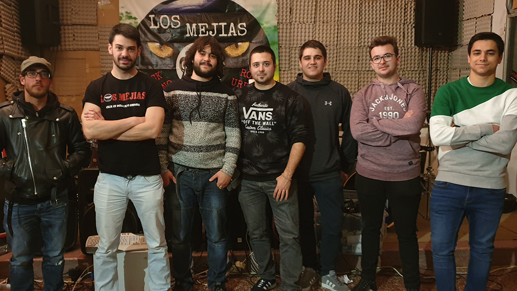 Componentes actuales del grupo 'Los Mejías' en la sala de ensayos