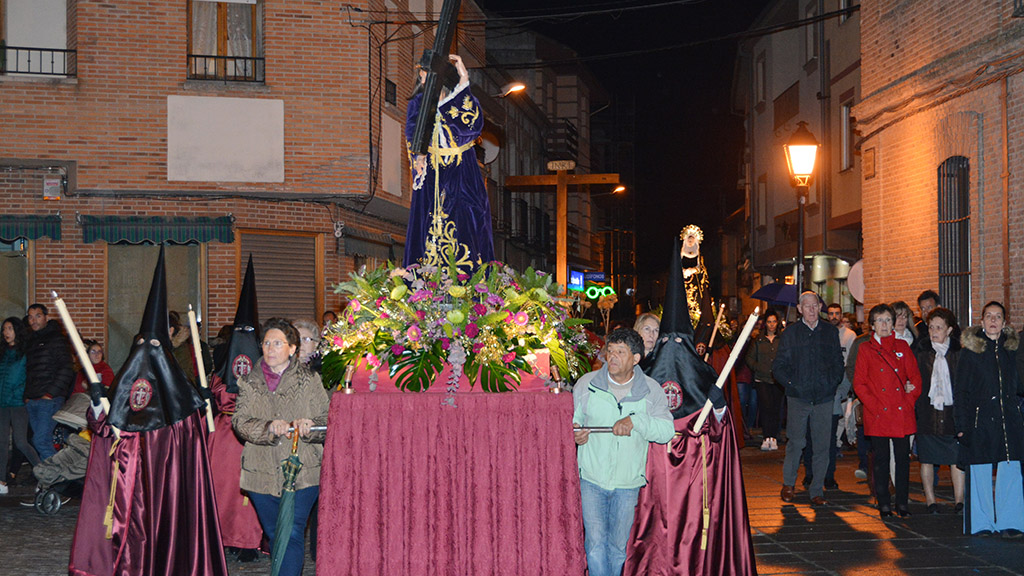 La procesión se acortó a la mitad por la lluvia.