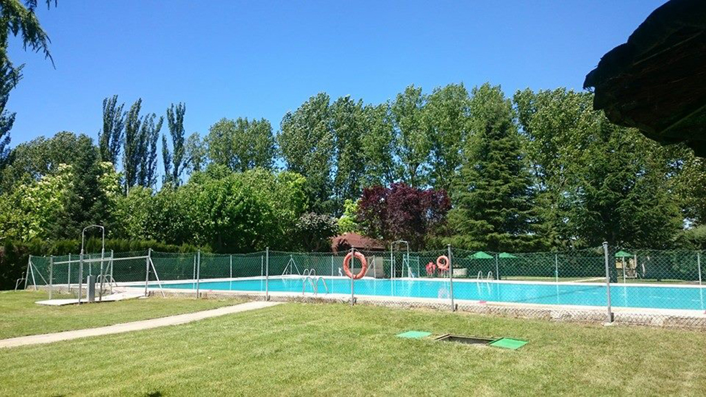 Parte de las instalaciones de la piscina municipal que se encuentran en estado de licitación.