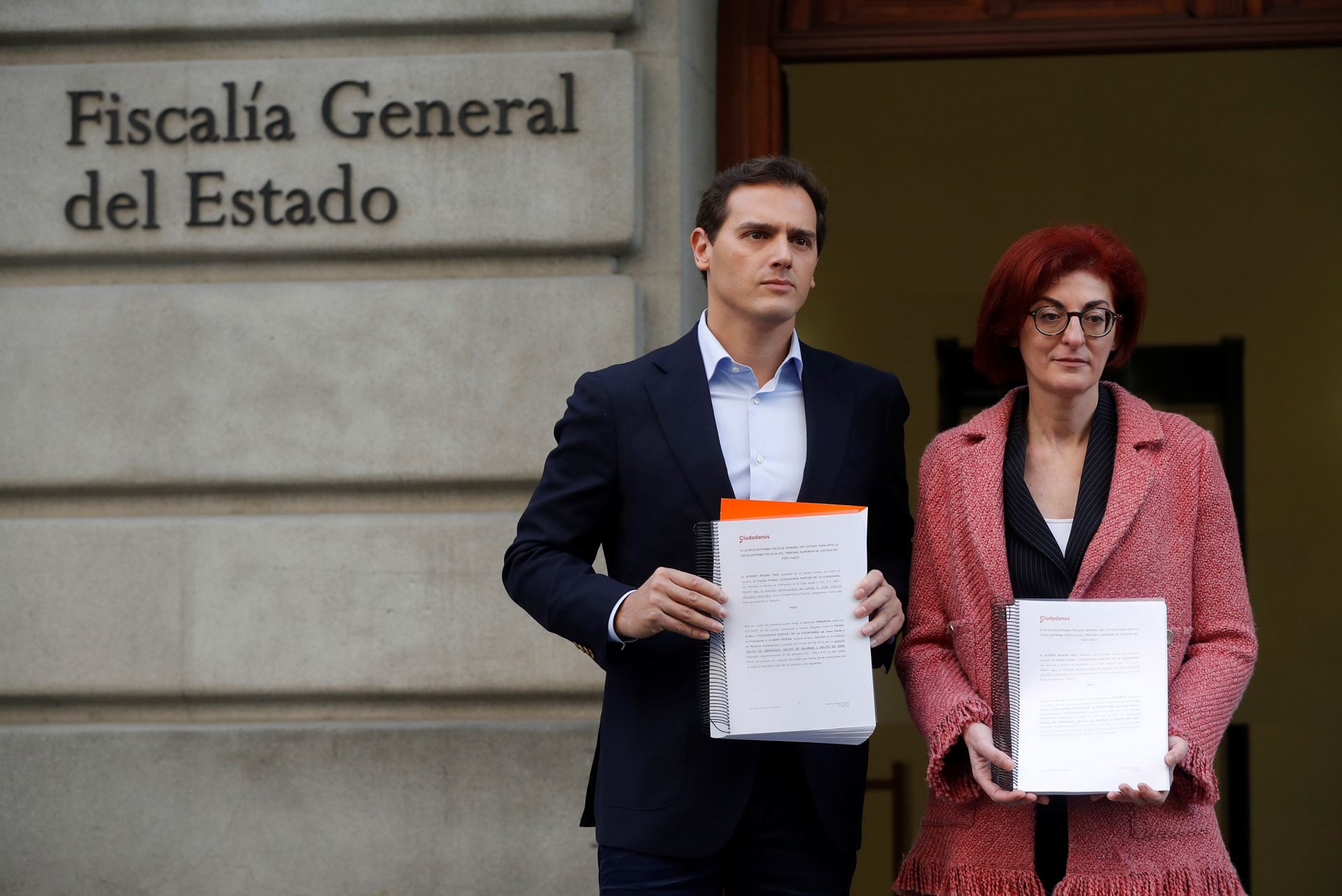 Albert Rivera y la candidata naranja al Parlamento Europeo, Maite Pagazaurtundúa, presentan la denuncia.