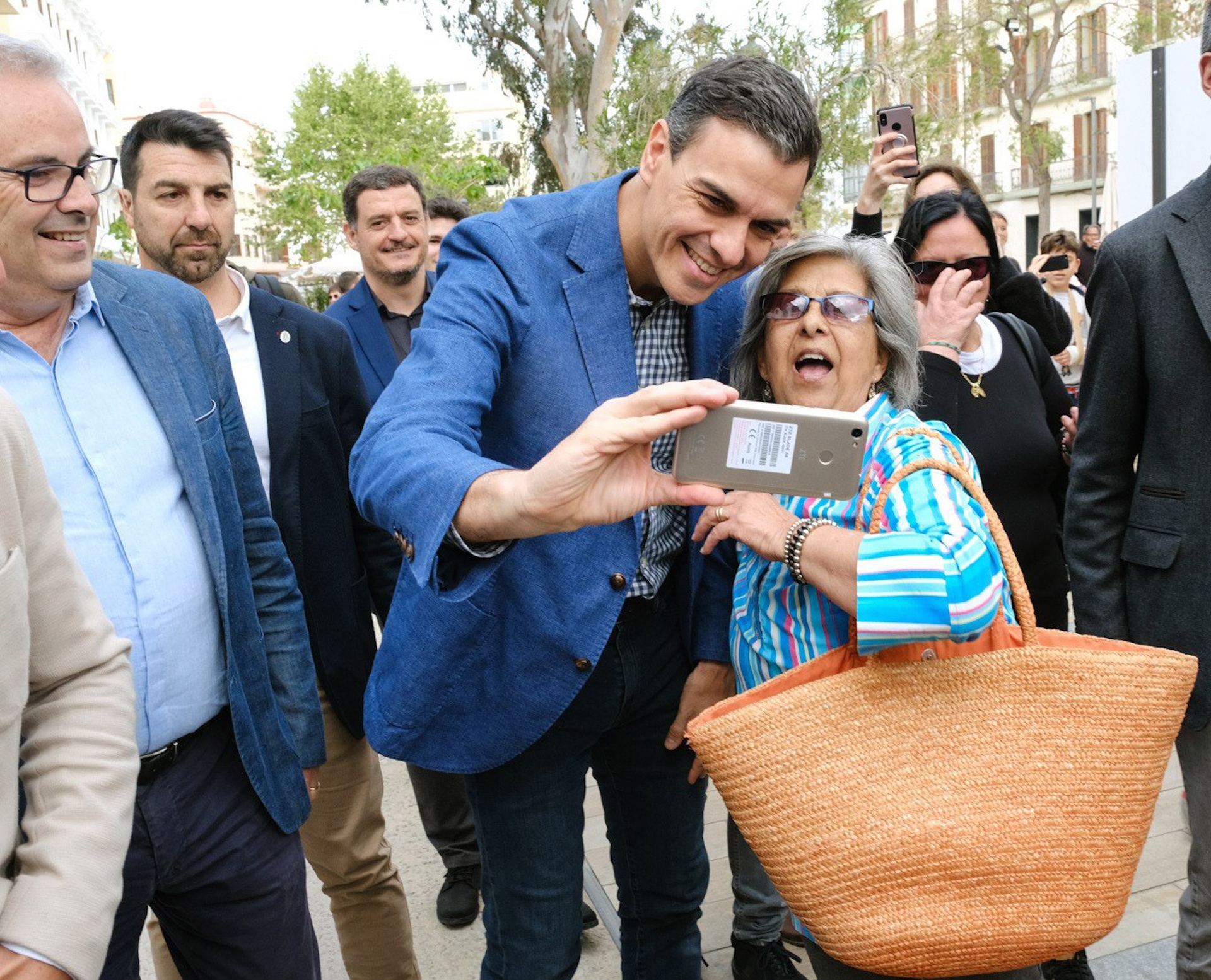 Pedro Sánchez se fotografía con una simpatizante.