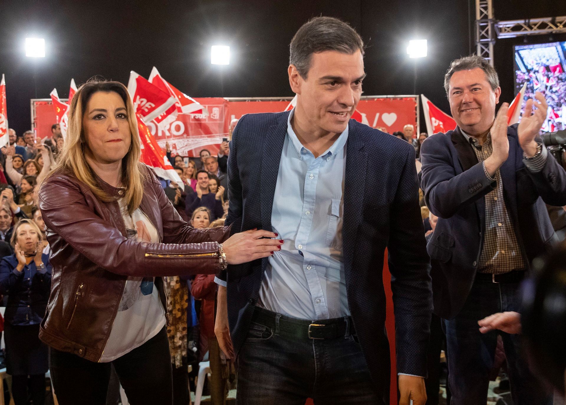 La líder del PSOE en Andalucía, Susana Díaz, acompaña a Pedro Sánchez durante su acto en Sevilla.