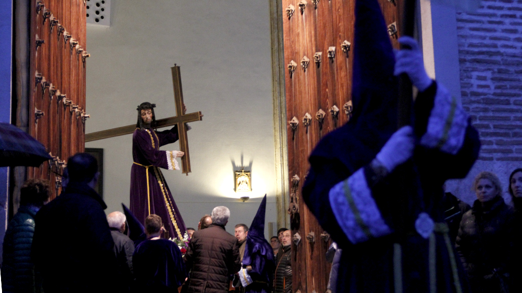 A pesar de la lluvia los caucenses pudieron disfrutar de la procesión que estuvo amenizada por la Banda Municipal.