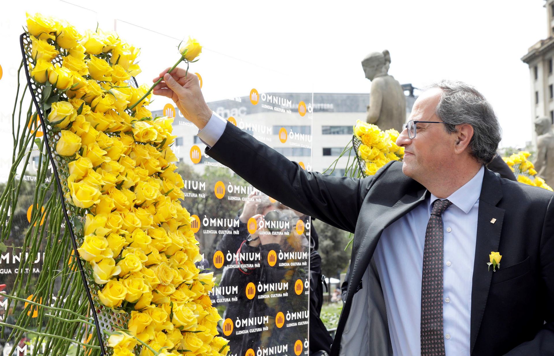 El presidente catalán, Quim Torra, coloca una rosa amarilla en solidaridad con los presos soberanistas.