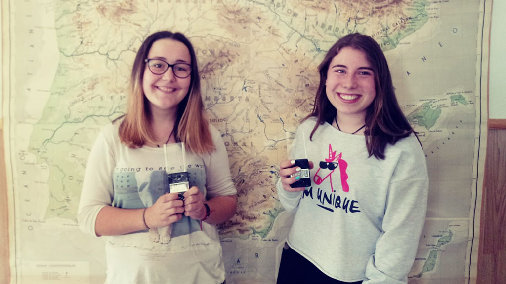 Gabriela Heras e Inés Centeno recogen su galardón en el IES Jaime Gil de Biedma