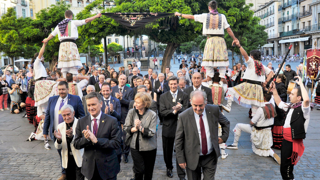 Los homenajeados entraron al Teatro bajo el arco de los danzantes. /KAMARERO