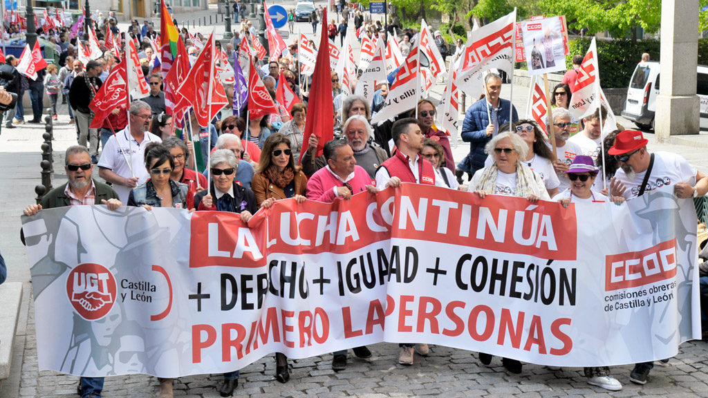 La pancarta que abría la manifestación del 1 de mayo en Segovia, con los secretarios generales de los sindicatos convocantes, Manuel Sanz y Álex Blázquez, en el centro. / Kamarero