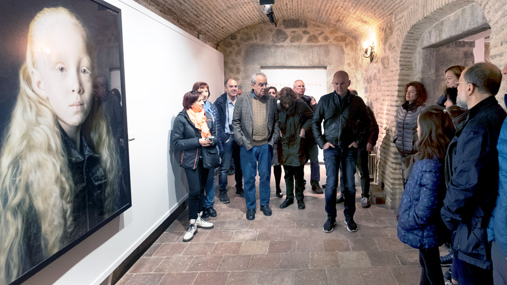 Segovianos y turistas aprovecharon la celebración del Día de los Museos para visitar las exposiciones permanentes o temporales como la que alberga las Salas de las Caballerizas del Torreón de Lozoya / KAMARERO