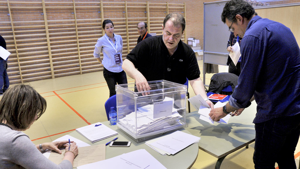 Recuento de votos durante la noche del pasado domingo 26 de mayo en uno de los locales electorales de la capital segoviana. / Kamarero