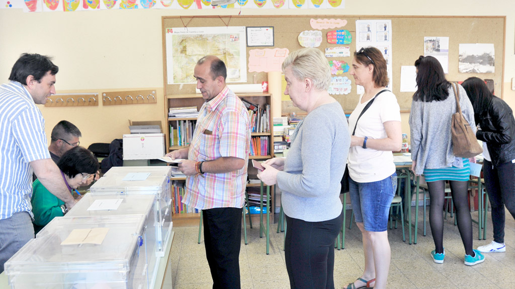 Una de las mesas ubicadas en el Colegio Martín Chico del barrio de San Lorenzo el pasado domingo. / Kamarero