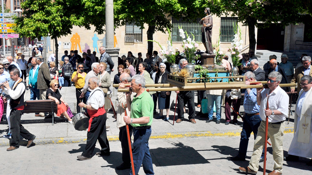 SEGOVIA. La Cofradía de San Isidro organizó un año más la procesión por el barrio del Cristo del Mercado. / kamarero