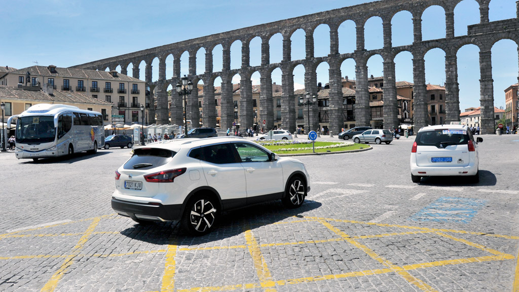 Entre las iniciativas de interés general hay una que propone la peatonalización total de la plaza de la Artillería, con una medida provisional. / Kamarero