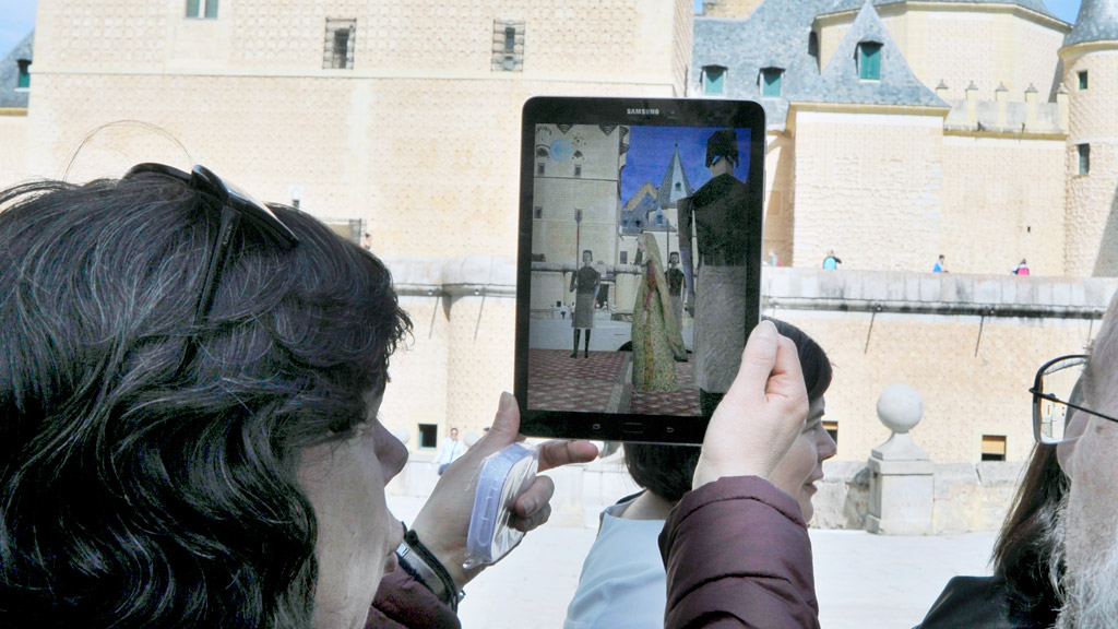 La visita consiste en un tour enriquecido por la ciudad que transporta al visitante a la época de los Reyes Católicos gracias a una aplicación accesible a través de tablet y otros dispositivos. / Kamarero