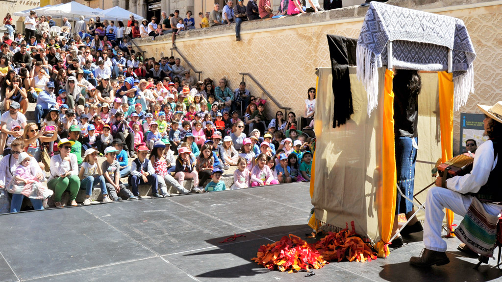 Más de un centenar de escolares asiste, en la Plaza San Martín, al espectáculo de los mexicanos Saltimbanqui bajo un intenso sol. / Kamarero