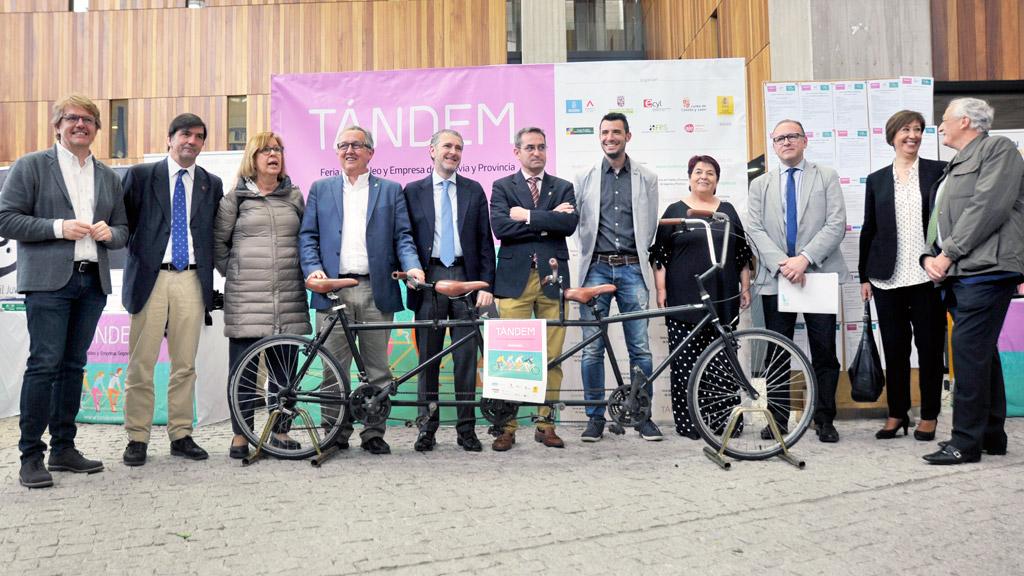 Representantes de las instituciones y organizaciones empresariales que unen sus esfuerzos y recursos en la feria 'Tándem' para frenar el desempleo. / KAMARERO
