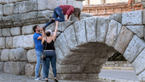 Nueve cámaras vigilarán el entorno del Acueducto del Postigo a Día Sanz 2 04 2kama visto turistas subidos acueducto kam7101