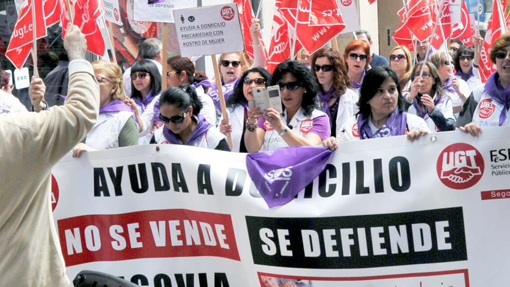 Un numeroso grupo de trabajadoras del servicio de ayuda a domicilio cerraba la manifestación reivindicando mejores condiciones y denunciando la precarización de su trabajo. / Kamarero