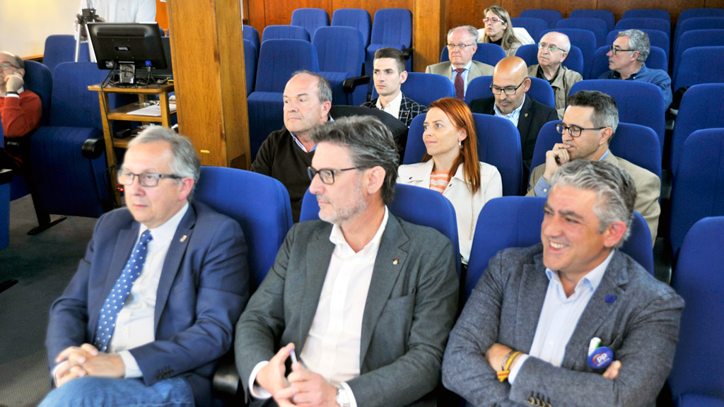 Candidatos de PSOE y PP, en primera fila junto al delegado territorial de la Junta en Segovia, Javier López-Escobar. / Kamarero