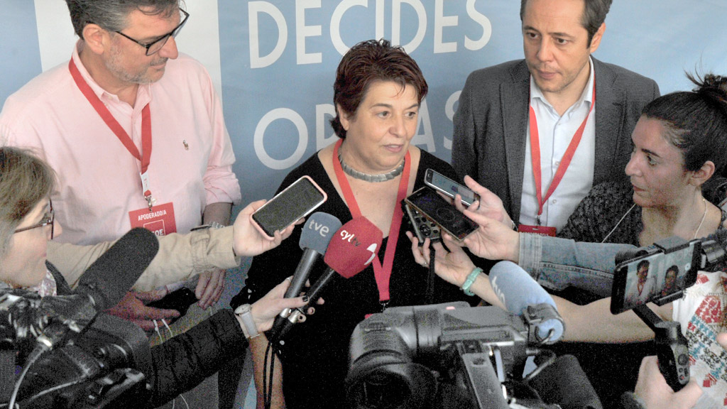 Clara Luquero, junto al procurador socialista electo José Luis Vázquez y al secretario de la agrupación local del PSOE. / Kamarero