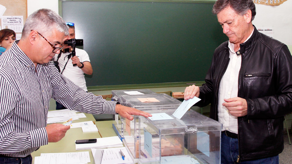 Vázquez, depositando su voto el pasado domingo. / el adelantado