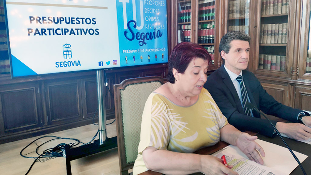 Andrés Torquemada, junto a la alcaldesa, ayer en rueda de prensa. / E. A.