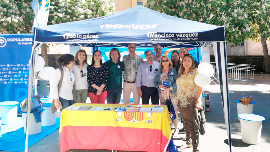 Miembros de la candidatura de Pablo Pérez, durante una de sus visitas a los barrios. / El Adelantado