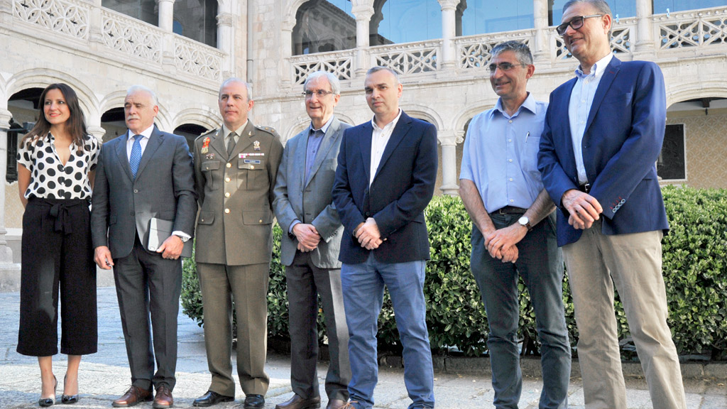 El colesterol alto puede estar determinado genéticamente 1 Ponentes, organizadores y anfitriones posan en el claustro de la Academia de Artillería. / Kamarero