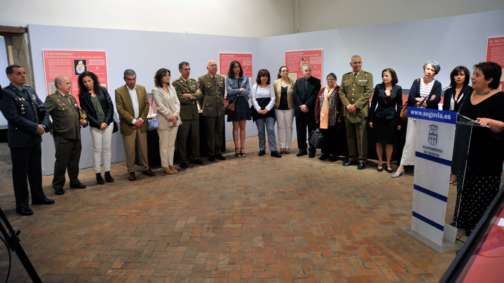 Representantes de los archivos y las instituciones que los sostienen en la inauguración de la exposición que puede visitarse en La Alhóndiga hasta el 16 de junio. / Kamarero