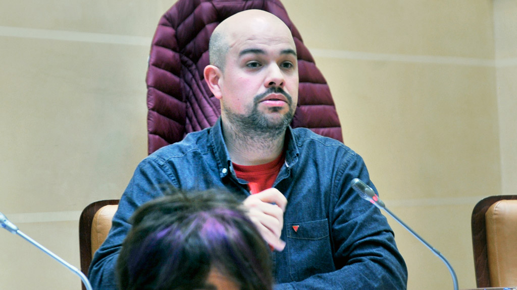El concejal de IU, Ángel Galindo, durante una sesión plenaria. / Kamarero