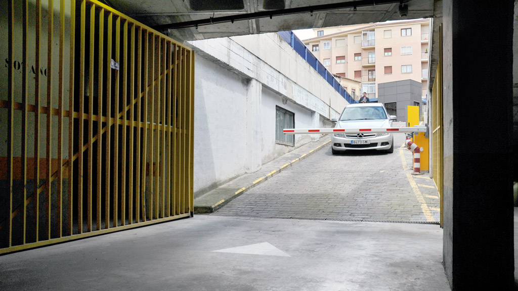 Uno de los primeros vehículos en acceder al aparcamiento de José Zorrilla ayer al mediodía. / Kamarero