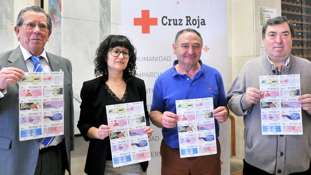 Julio Gutiérrez, Ana de Lucas, Pablo Gil y Lino García muestran boletos del sorteo que se celebra el 18 de julio.  / KAMARERO