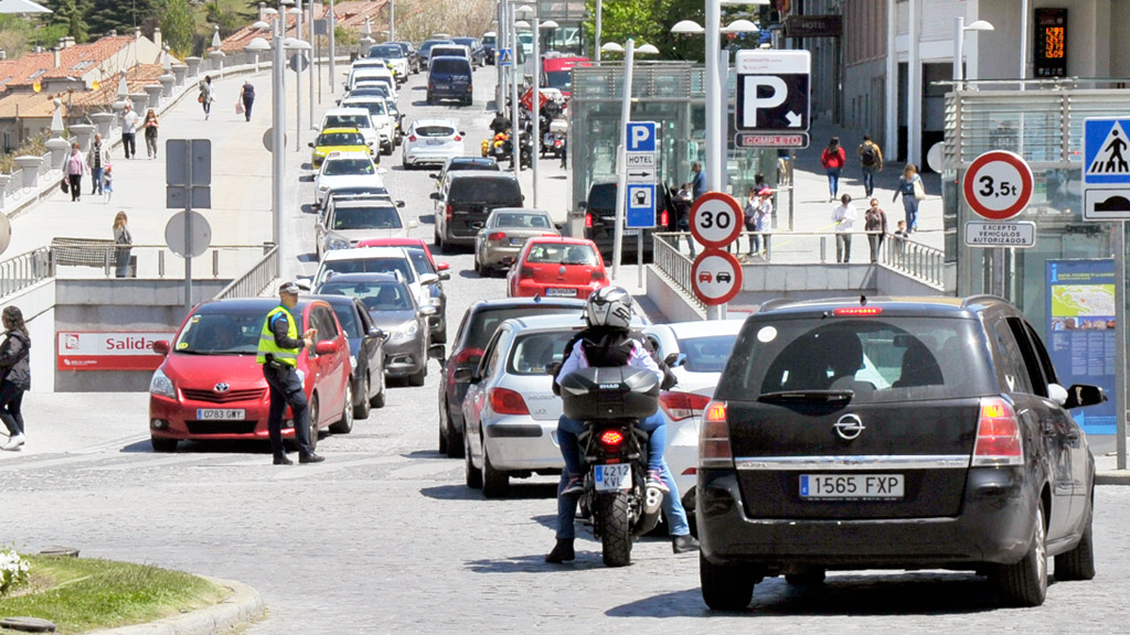 Aglomeraciones de tráfico en la Plaza Oriental durante el 2 de mayo. / Kamarero