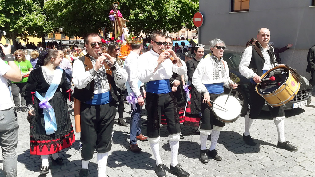 La música tradicional encabezó la procesión. / El Adelantado
