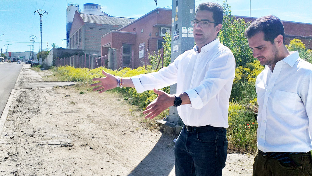 Pablo Pérez (PP) anuncia la renovación total de los polígonos industriales 1 José Luis Horcajo y Pablo Pérez, ayer comentando el estado de abandono del polígono industrial El Cerro. / el adelantado