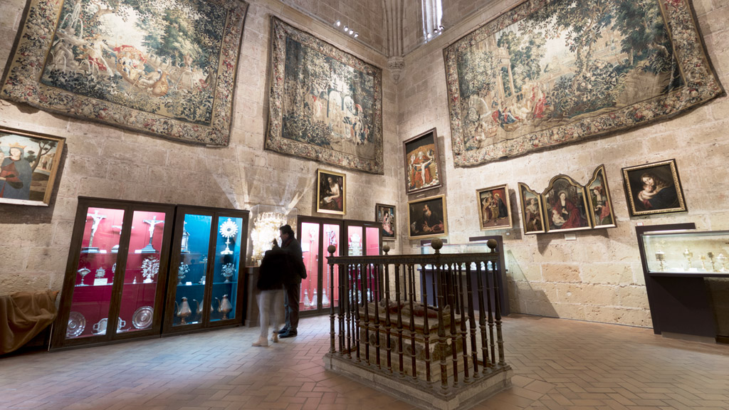 La capilla de Santa Catalina de la Catedral se emplea actualmente como sala de exposiciones, en la que se conservan las piezas que serán restauradas. / KAMARERO