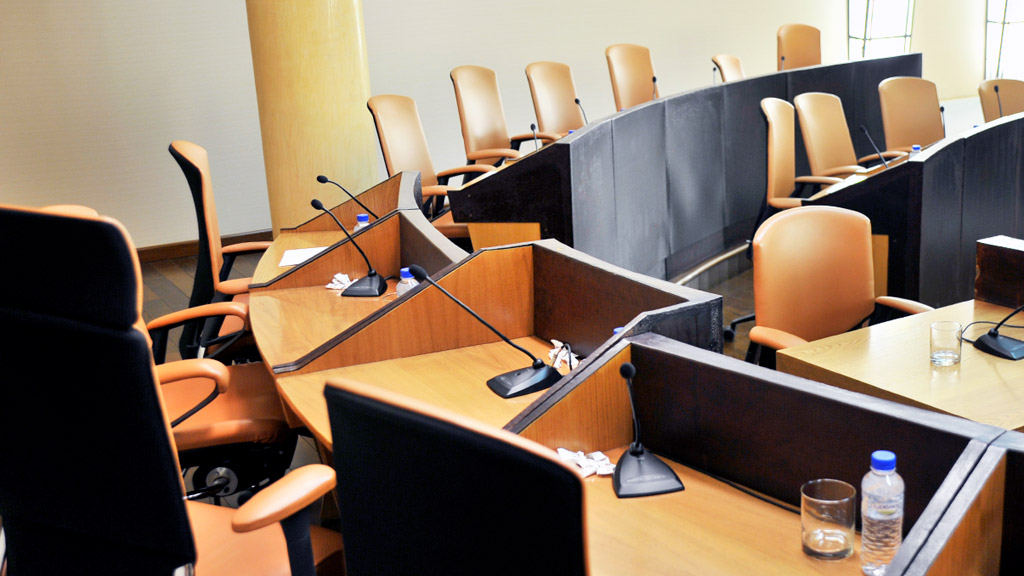 Salón de plenos de la Diputación Provincial antes de una sesión plenaria. / Kamarero