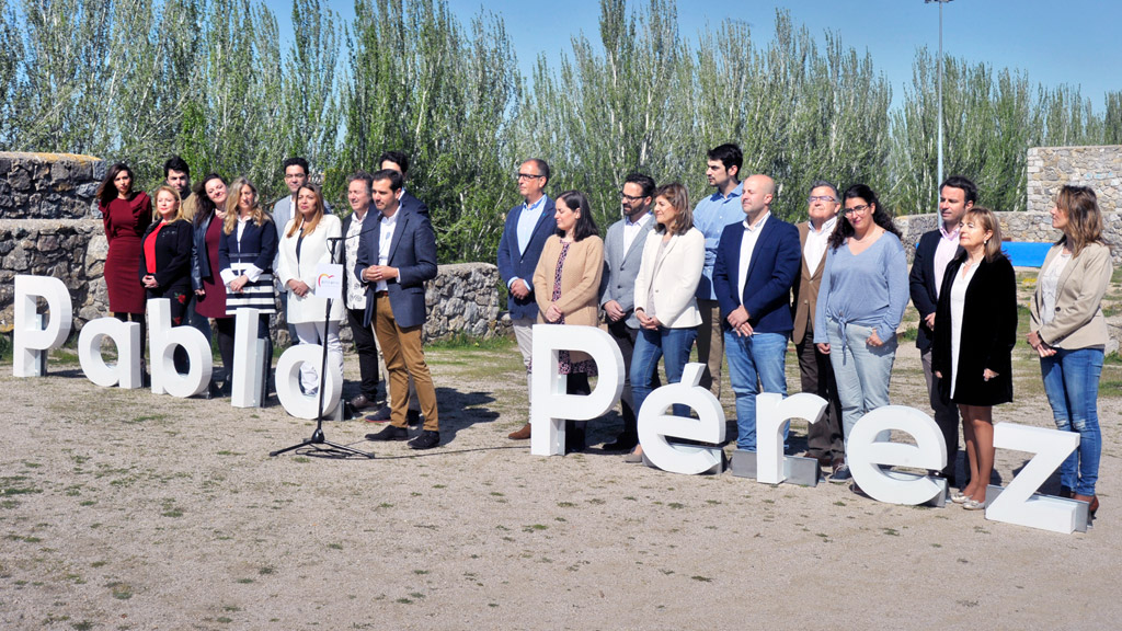 Imagen de todos los miembros de la candidatura del PP para las elecciones municipales en Segovia, con el aspirante a la Alcaldía al frente. / Kamarero