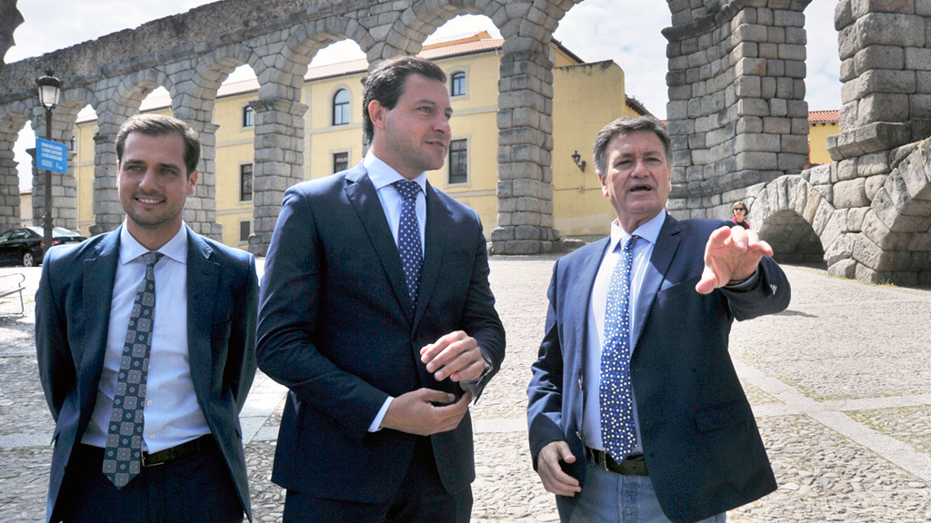 Raúl de la Hoz (ctr.), junto a los candidatos Pablo Pérez y Francisco Vázquez durante su visita. / Kamarero