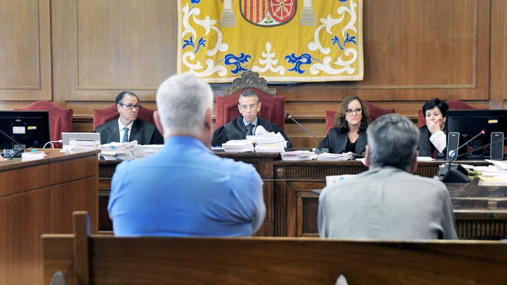 Los dos camareros acusados, en un momento de la sesión de la vista oral ayer./ KAMARERO